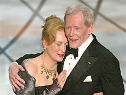 Peter O'Toole, Oscar a toda la carrera, se abraza con Meryl Streep.