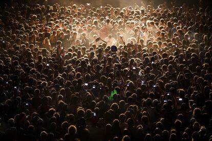 Numerosas personas asisten al concierto ofrecido por el dúo francés Justice durante la 42ª edición del Festival Paleo en Nyon (Suiza).