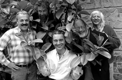 Daniel Rabinovich, a la izquierda, posa con sus compañeros de Les Luthiers en Barcelona en 1998.
