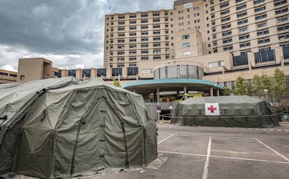 Una carpe provisional de triaje en el parking del Hospital Clínico Universitario de Zaragoza.