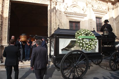 El coche de caballos que porta el féretro con los restos mortales de María Jiménez, a la salida de la capilla ardiente situada en el Ayuntamiento de Sevilla. 