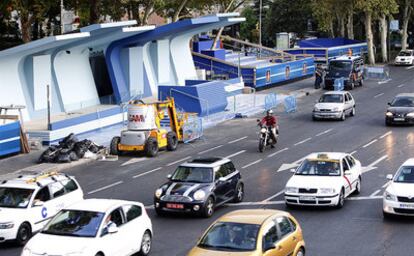 El montaje de la tribuna desde la que los Reyes presidirán el desfile cortó ayer uno de los carriles del paseo del Prado.