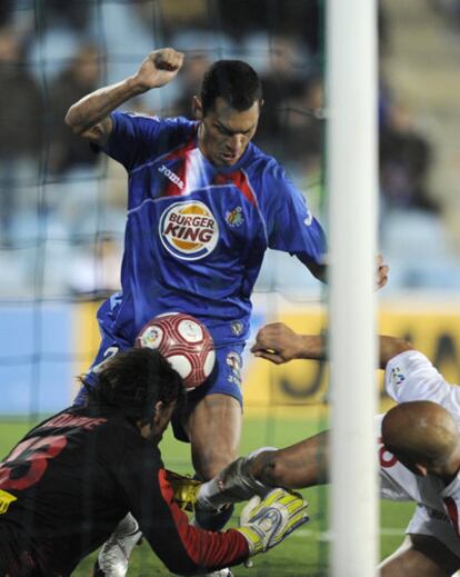 Casquero, ante Aouate en la jugada de la expulsión de Nunes.