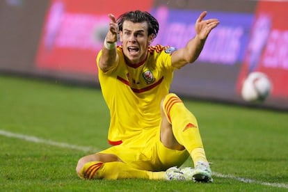 Bale protesta una decisión del árbitro en el partido ante Bélgica.