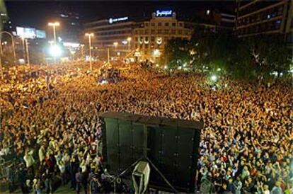 Miles de seguidores yugoslavos celebran en Belgrado el triunfo de su selección.