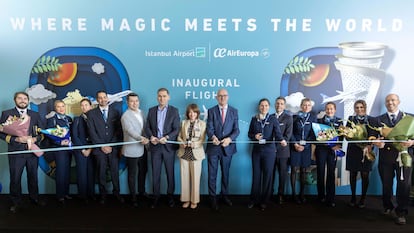 La embajadora de España en Turquía, María Cristina Latorre, entre el director general del aeropuerto de Estambul, Selahattin Bilgen, y el consejero delegado de Air Europa, Jesús Nuño de la Rosa, en el acto de apertura de la ruta Madrid-Estambul por parte de la aerolínea española.