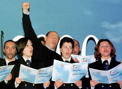 Silvio Berlusconi canta con un grupoi de seguidores de su partido Forza Italia el himno de la formacion a bordo del barco de lujo 'Azzurra' anclado en el puerto de Catania en una imagen de abril de 2000.