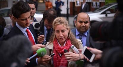 Sarah Saunders, amiga de Assange, por fuera de la embajada donde se reunió con el fundador de Wikileaks.