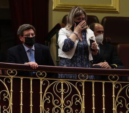 El padre de Diana Quer, Juan Carlos Quer, y la madre de Marta Calvo, Marisol Burón, este martes en la sesión plenaria del Congreso de los Diputados en Madrid.
