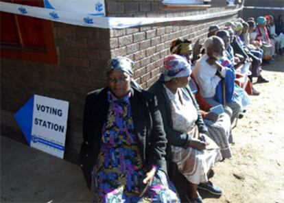 Surafricanos de la etnia zulú aguardan en la localidad de Nkonjeni el turno para votar.