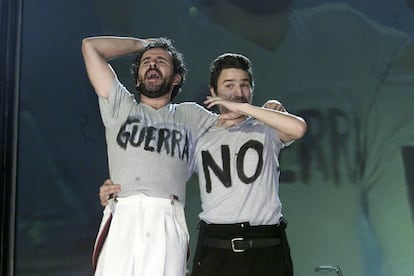 Guillermo Toledo y Alberto San Juan, presentadores de la gala de entrega de los Premios Goya de 2003, mostrando unas camisetas con el mensaje 'GUERRA NO'.