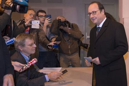 El presidente francés Francois Hollande vota en un centro electoral, en Tulle.