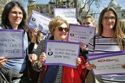 Mujeres en la protesta de la plaza del Ayuntamiento de Valencia.