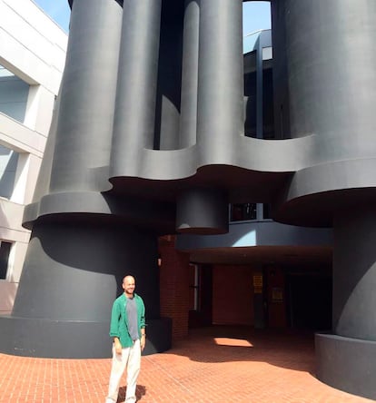 Hablando de foto oportunidades: aquí, el autor, la única vez que visitó Los Ángeles, ante el edificio Chiat/Day de Frank Gehry.