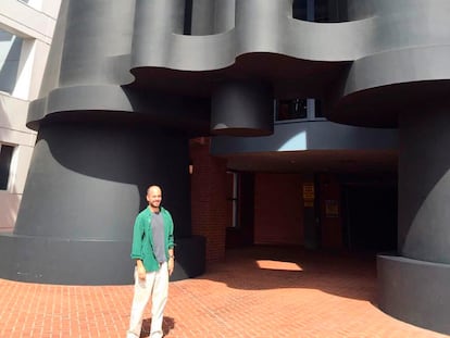 Hablando de foto oportunidades: aquí, el autor, la única vez que visitó Los Ángeles, ante el edificio Chiat/Day de Frank Gehry.