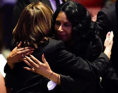 Kamala Harris abraza a RowVaughn Wells, madre de Nichols, durante el servicio fúnebre. 