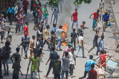 Manifestantes armados con palos y objetos metálicos, este domingo en Daca (Bangladés).