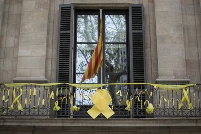 El balcón de la Conselleria de Cultura luce lazos amarillos como reivindicación por la liberación de los presos independentistas.
