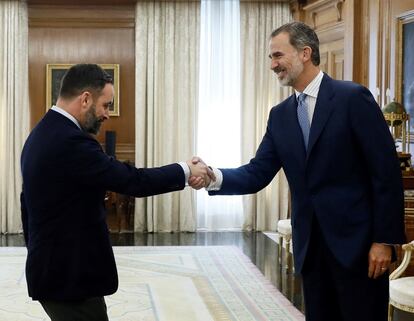 Felipe VI recibe en audiencia al líder de Vox Santiago Abascal, en la segunda jornada de la ronda de consultas sobre la investidura.