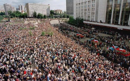 Milhares de pessoas participam do funeral das vítimas da tentativa de golpe em frente à Casa Branca Russa, em 24 de agosto de 1991. Entre 19 e 22 agosto de 1991, tanques marcharam em Moscou em direção ao parlamento, onde Boris Yeltsin, então líder da República russa, se refugiara depois do anúncio de golpe.