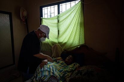 El doctor Manuel Lizárraga visita el hogar de una mujer diagnosticada con coronavirus y le pasa consulta, el 19 de Julio de 2020, en el Municipio de Macuspana, Tabasco (México).