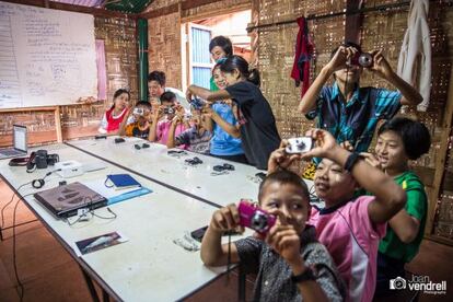 Un grupo de chicos prueba las cámaras de fotos del proyecto KM 42.