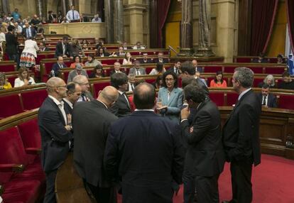 ¡Quieto todo el mundo! En el Parlament de Cataluña no ha entrado, pistola en mano, un guardia civil bigotudo con tricornio, ni los techos muestran los impactos de las armas sediciosas, pero en la vieja Europa se ha tratado de consumar un golpe de Estado bananero, burlando la Constitución Española y las mismas leyes estatutarias catalanas. Los golpistas dicen hacerlo ahora en nombre de la libertad, la democracia y el derecho a decidir, mientras sus cómplices políticos en el resto de España miran para otro lado o jalean el golpe. ¡Qué vergüenza!