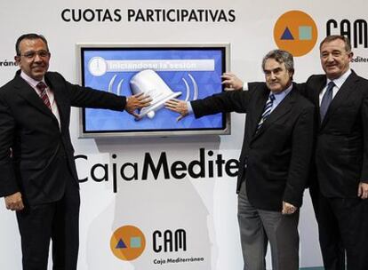 El director general, Roberto López, y dos directivos de la CAM, en el estreno en la Bolsa de Madrid.