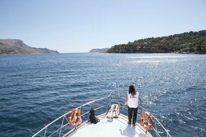 Leros. Grecia. Elisa Galli, coordinadora de proyectos de campo, en la cubierta de una embarcación fletada por MSF, que permite al equipo de la organización visitar otras islas en los alrededores de Kos a fin de proporcionar asistencia médica y distribuir artículos de primera necesidad entre los migrantes que llegan a las islas.