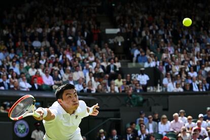 El estadounidense Brandon Nakashima (en la foto), que había sido la sorpresa de Wimbledon hasta el momento, no pudo con el australiano Nick Kyrgios en octavos de final (4-6, 6-4, 7-6 (2), 3-6 y 6-2). Kyrgios volverá a unos cuartos de final de Wimbledon ocho años después, donde se medirá al chileno  Cristian Garín.