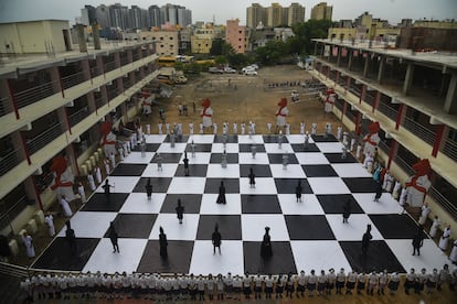 Celebración por parte de un grupo de estudiantes de la Olimpiada de Ajedrez de 2022 en Madrás (India).