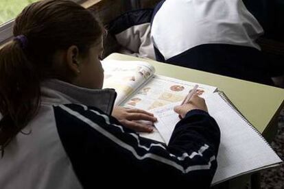 Una niña estudia en el colegio Amorós de Madrid.