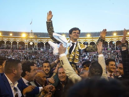 El Juli sale a hombros de la Maestranza de Sevilla.