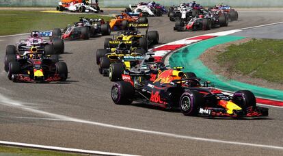 Max Verstappen seguido por Lewis Hamilton, en un momento de la carrera.