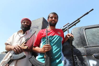 Los milicianos Aldelrauf Misrati (izquierda) y Adnan Abeidi, ayer en Trípoli.