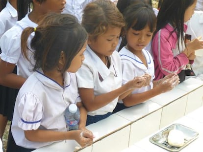 Las alumnas de la escuela de Primaria Tekhak Panh Nhor, de Phnom Penh, en Camboya, usan su nuevo puesto de lavado de manos.