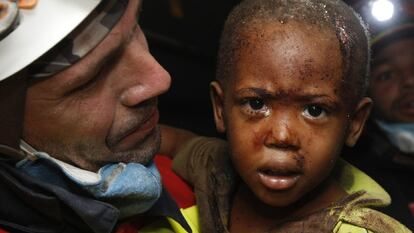 Rescate a Redjeson Hausteen Claude, un niño haitiano de dos años que estaba sepultado bajo los escombros tras el terremoto de 2010.