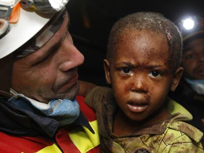 Rescate a Redjeson Hausteen Claude, un niño haitiano de dos años que estaba sepultado bajo los escombros tras el terremoto de 2010.