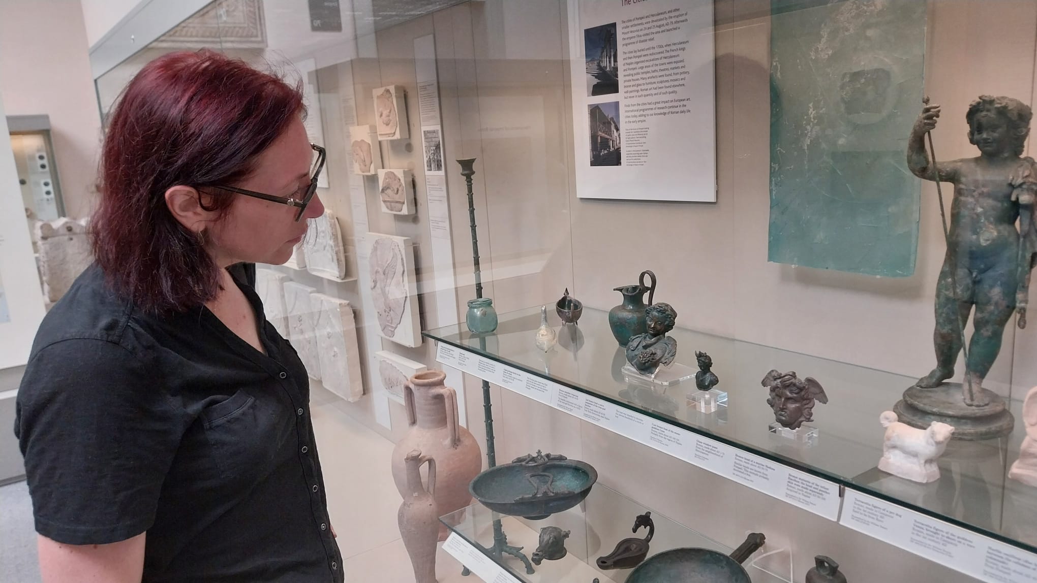 Natalie Haynes observa una cabecita de Medusa en el British Museum.