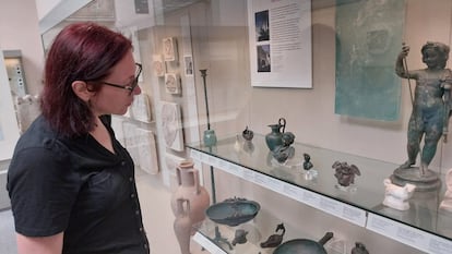 Natalie Haynes observa una cabecita de Medusa en el British Museum.