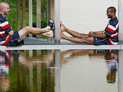 Ashley Cole, a la derecha de la imagen, y el lateral derecho Danny Mills, jugadores de la selección inglesa. PLANO GENERAL - ESCENA
