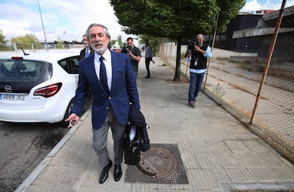 El presunto cabecilla de la trama Gürtel, Francisco Correa, a su salida a la Audiencia Nacional en San Fernando de Henares (Madrid).