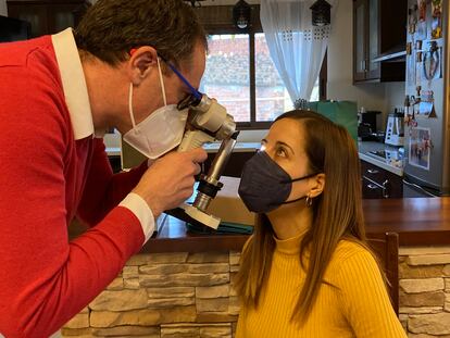 El optometrista Javier Cantó visita a una de sus pacientes en su domicilio del pequeño municipio valenciano de Ràfol de Salem.