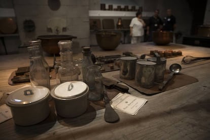 Enseres en unas de las estancias de las cocinas reales.