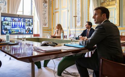 El presidente francés, Emmanuel Macron, asiste a una vídeollamada con miembros desde el Palacio del Eliseo en París este jueves.