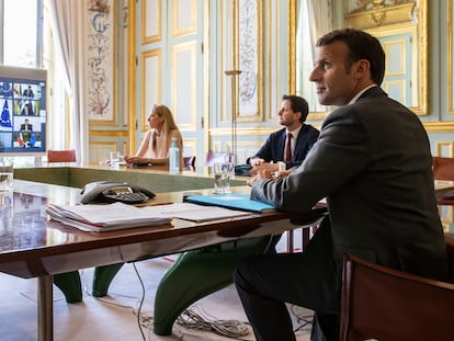 El presidente francés, Emmanuel Macron, asiste a una vídeollamada con miembros desde el Palacio del Eliseo en París este jueves.
