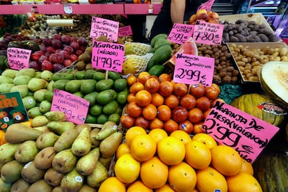 Vista de un puesto con frutas y hortalizas en un mercado de Madrid.