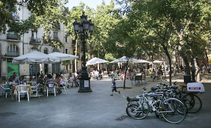 Varias terrazas de bares y restaurantes de la Plaza d'Osca del barrio de Sants, en Barcelona.