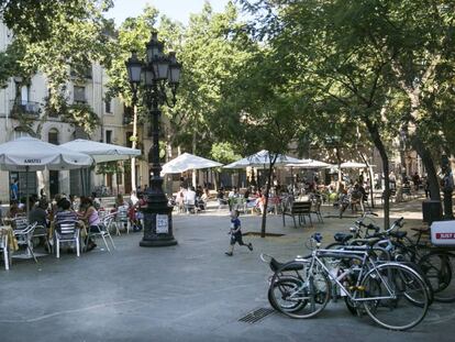 Varias terrazas de bares y restaurantes de la Plaza d'Osca del barrio de Sants, en Barcelona.