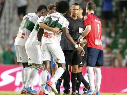 Muñiz Fernández, rodeado de jugadores del Elche tras el penalti. 